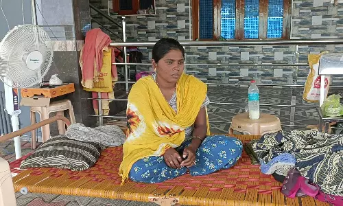 காதல் கணவரை சேர்த்து வைக்கக்கோரி ஓமலூர் அருகே கர்ப்பிணி பெண் 35-வது நாளாக போராட்டம்