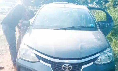 5 கிலோ தங்கம் கொள்ளை: தனிப்படை அமைப்பு கொள்ளையர்களை பிடிக்க 3 மாநிலங்களில் தேடுதல் வேட்டை- கார் சிக்கியது