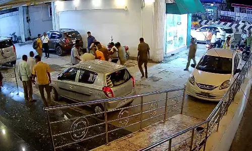 வேலூர் புதிய பஸ் நிலையம் அருகே தி.மு.க. கவுன்சிலர்கள்  மோதல்