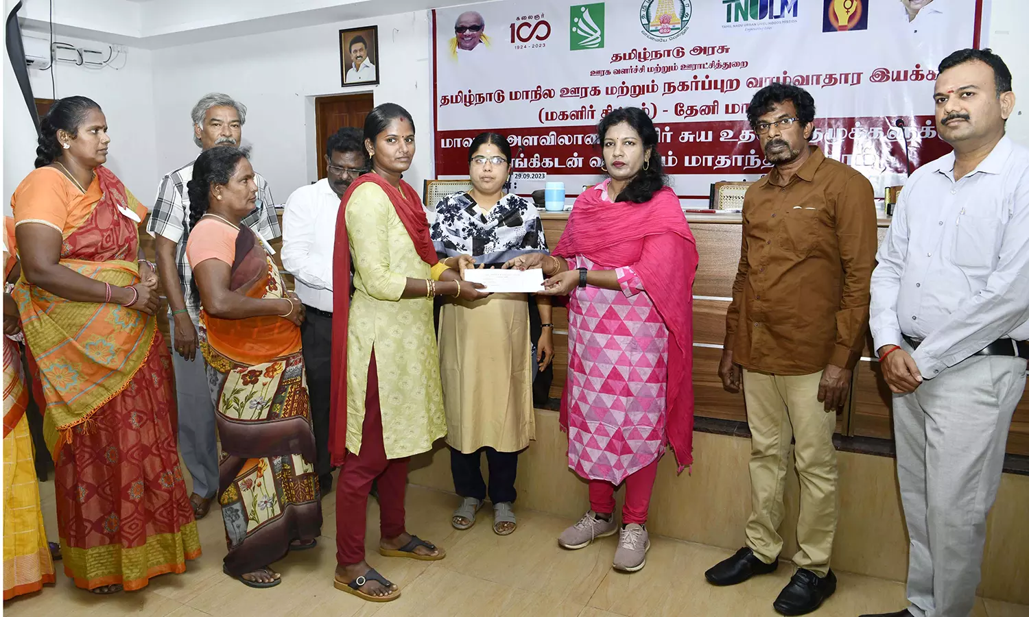 தேனி மாவட்டத்தில் 156 மகளிர் குழு உறுப்பினர்களுக்கு ரூ.15.26 கோடி வங்கிக் கடன் தேனி மாவட்டத்தில் 156 மகளிர் குழு உறுப்பினர்களுக்கு ரூ.15.26 கோடி வங்கிக் கடன்