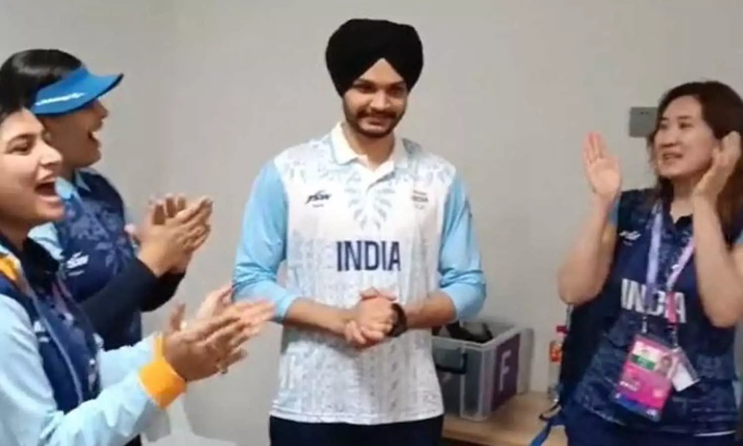 பிறந்தநாளில் வெள்ளி வென்ற சரப்ஜோத் சிங்துப்பாக்கி... ... ஆசிய விளையாட்டு போட்டி: கபடி, கிரிக்கெட்டில் தங்கம் வென்று இந்தியா அசத்தல்- பதக்கம் 107ஆனது! லைவ் அப்டேட்ஸ் பிறந்தநாளில் வெள்ளி வென்ற சரப்ஜோத் சிங்துப்பாக்கி... ... ஆசிய விளையாட்டு போட்டி: கபடி, கிரிக்கெட்டில் தங்கம் வென்று இந்தியா அசத்தல்- பதக்கம் 107ஆனது! லைவ் அப்டேட்ஸ்