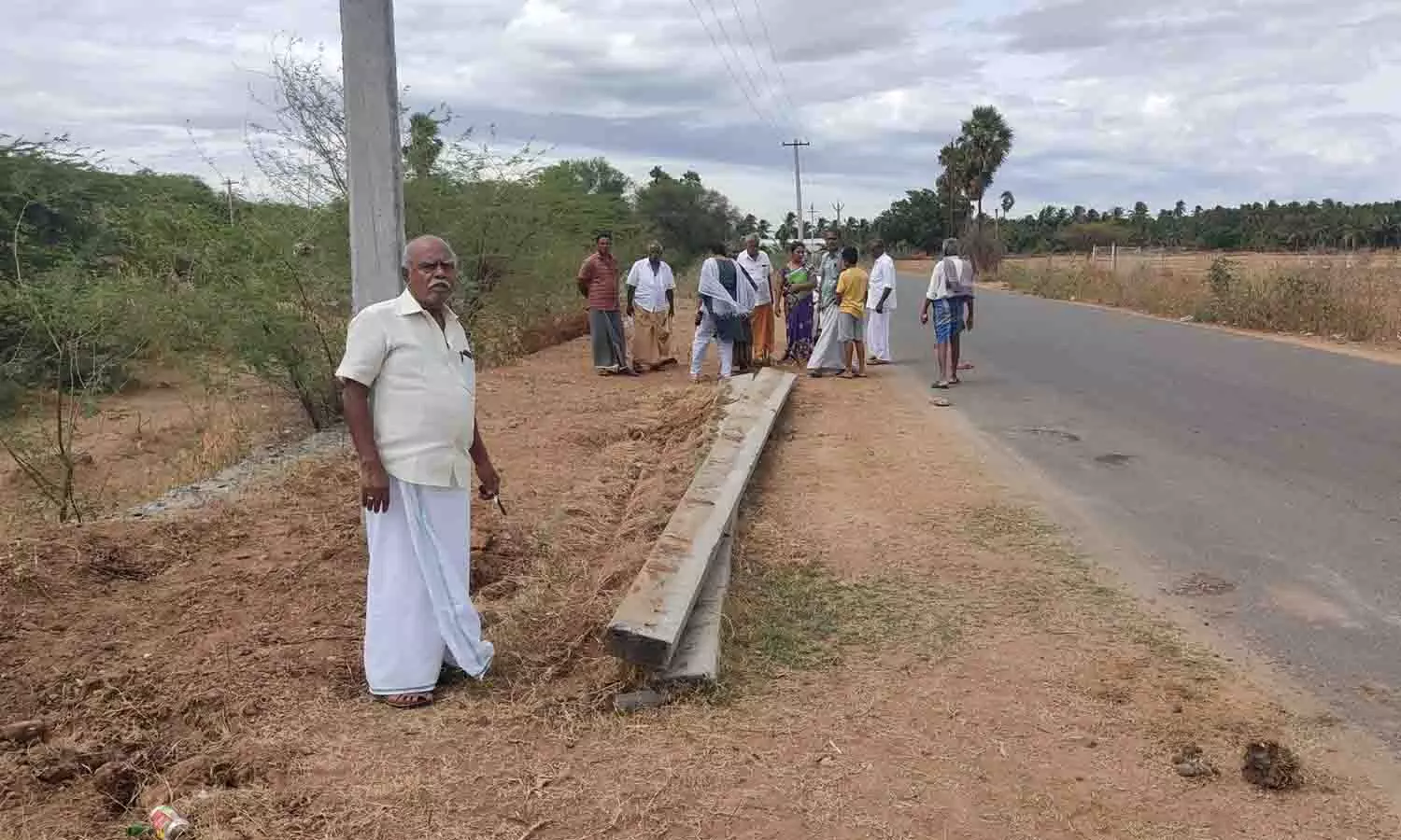 குளத்தின் கரையில் உயர் அழுத்த மின் கம்பங்கள் அமைக்க எதிர்ப்பு - போராட்டத்தில் ஈடுபட பொதுமக்கள் முடிவு குளத்தின் கரையில் உயர் அழுத்த மின் கம்பங்கள் அமைக்க எதிர்ப்பு - போராட்டத்தில் ஈடுபட பொதுமக்கள் முடிவு