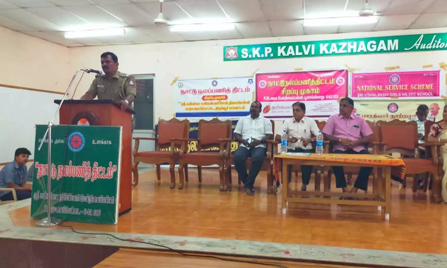 உடுமலையில் நாட்டு நலப்பணி திட்ட சிறப்பு முகாம் உடுமலையில் நாட்டு நலப்பணி திட்ட சிறப்பு முகாம்