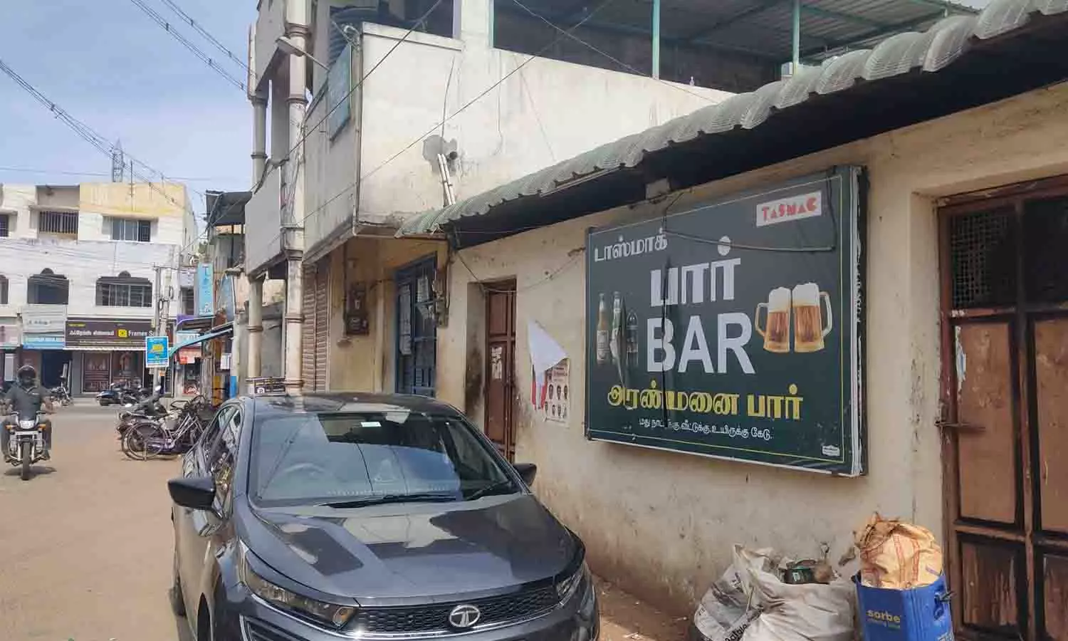 டாஸ்மாக் கடையை வேறு இடத்திற்கு மாற்ற வேண்டும் - பொதுமக்கள் வலியுறுத்தல் டாஸ்மாக் கடையை வேறு இடத்திற்கு மாற்ற வேண்டும் - பொதுமக்கள் வலியுறுத்தல்