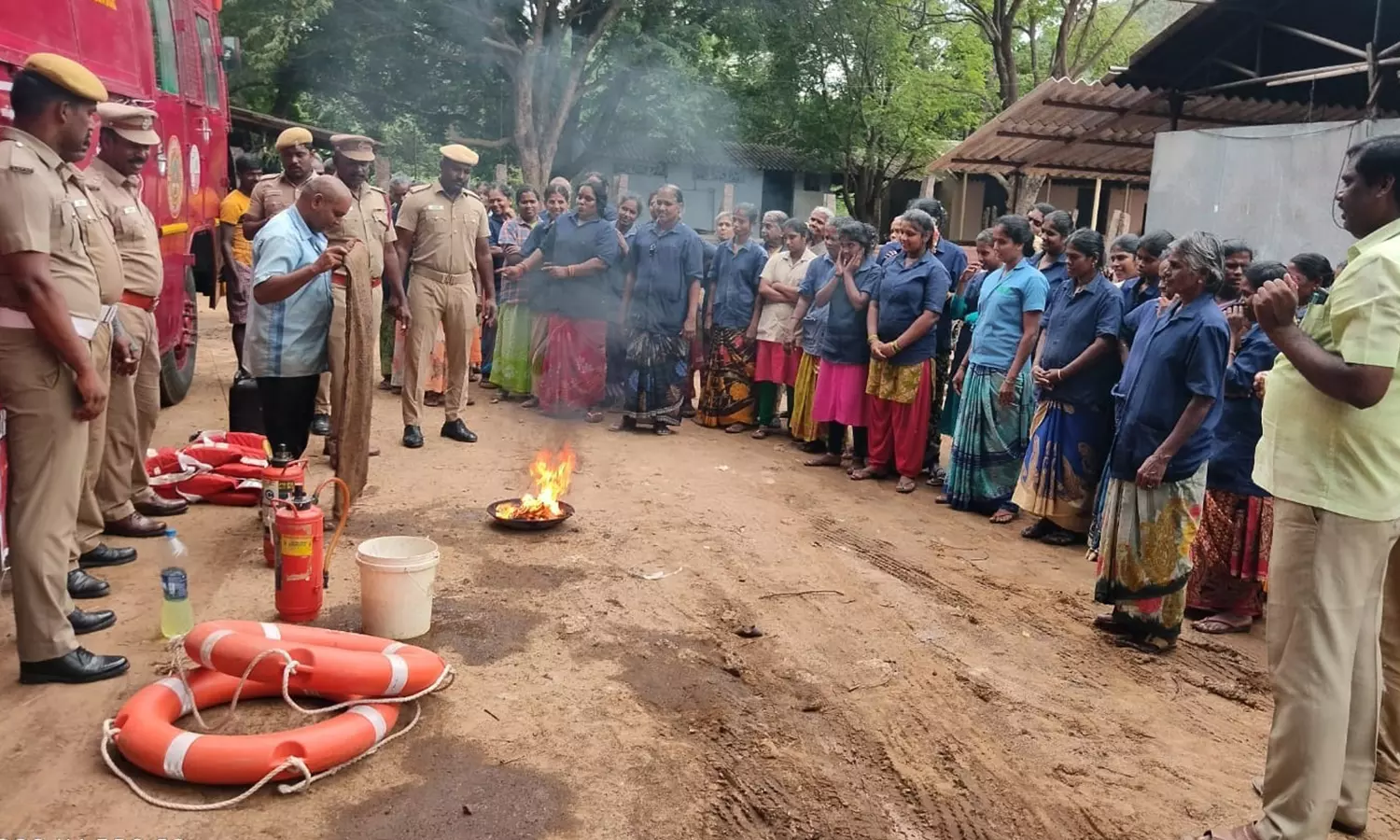 நத்தம் அருகே தீ தடுப்பு விழிப்புணர்வு நத்தம் அருகே தீ தடுப்பு விழிப்புணர்வு