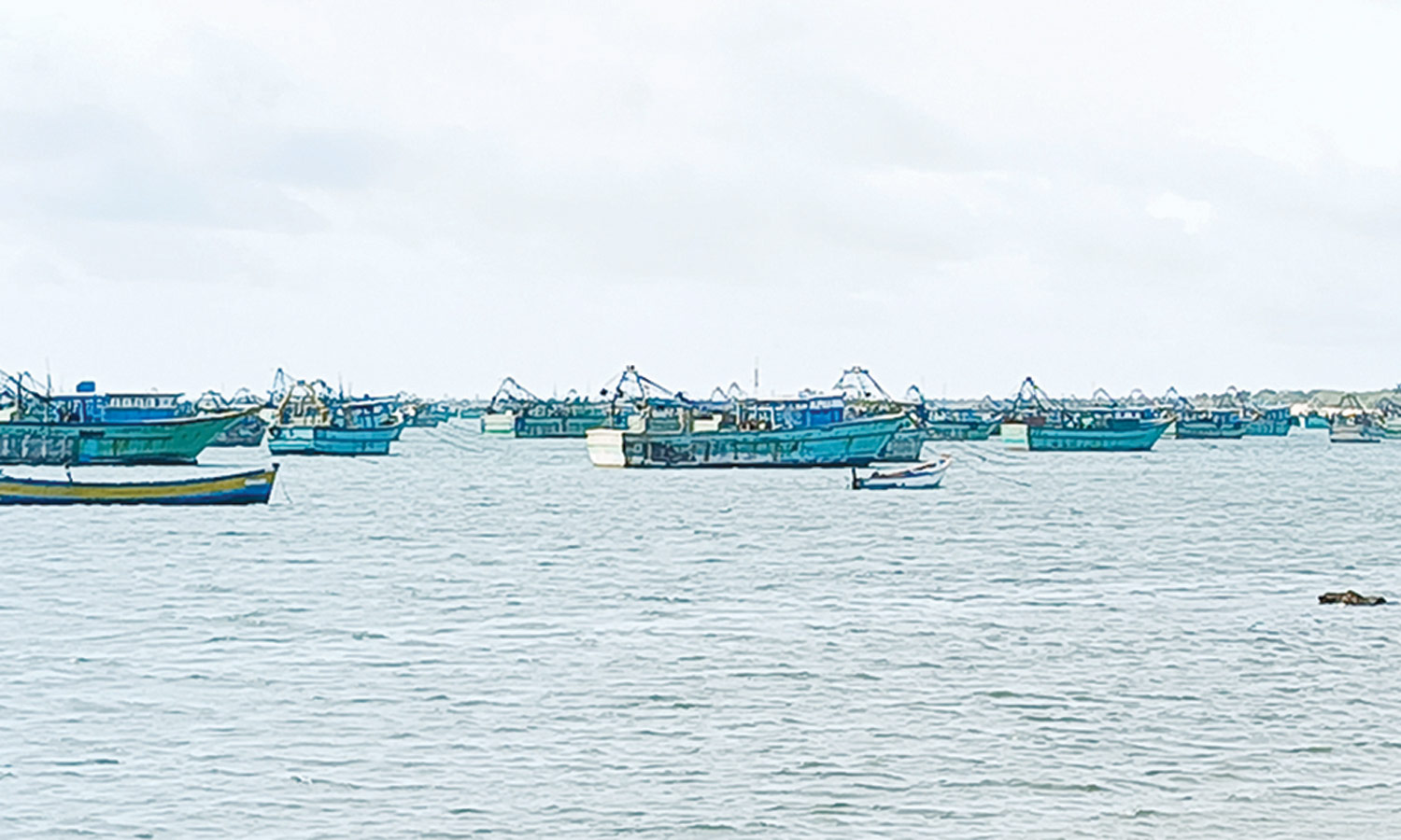 நடுக்கடலில் மீனவர்களிடம் கத்திமுனையில் பொருட்களை பறித்த இலங்கை கடல் கொள்ளையர்கள்