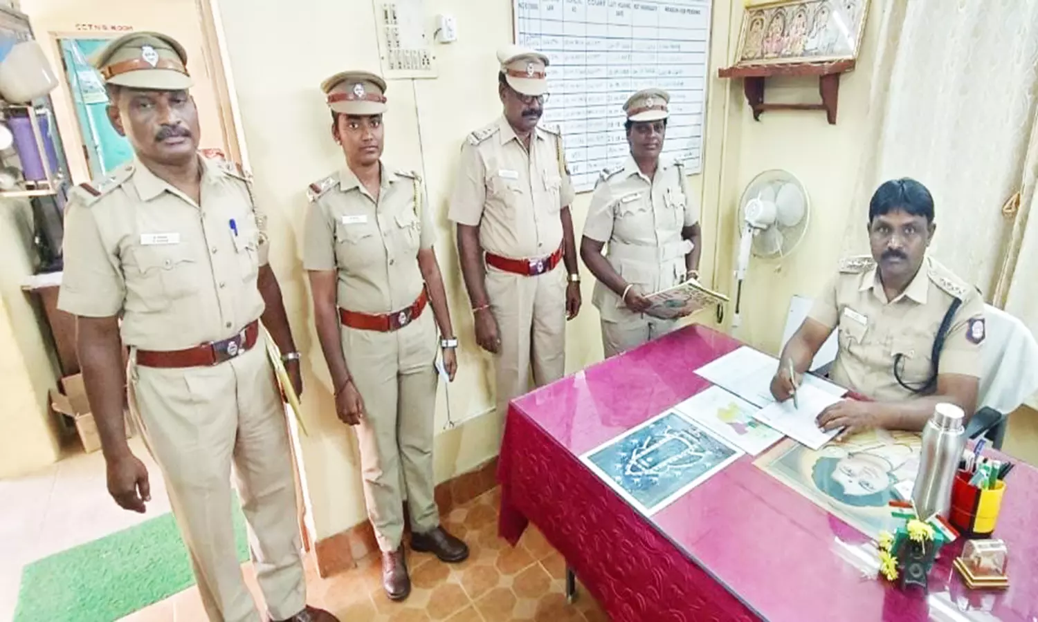 போலீஸ் நிலையத்தில் டி.எஸ்.பி. திடீர் ஆய்வு போலீஸ் நிலையத்தில் டி.எஸ்.பி. திடீர் ஆய்வு