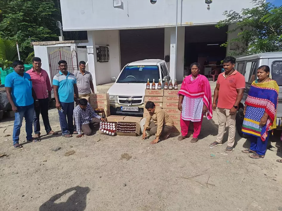 வானூர் அருகே வாகன சோதனையில் 1 லட்சம் மதிப்புள்ள மதுபாட்டில்கள் பறிமுதல்