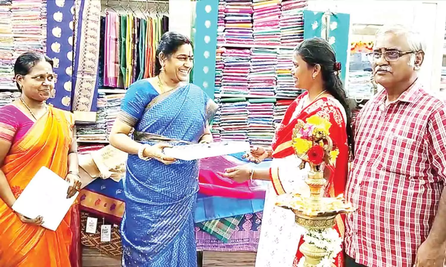 நாகை கோ-ஆப்டெக்சில் சிறப்பு தள்ளுபடி விற்பனை தொடக்கம் நாகை கோ-ஆப்டெக்சில் சிறப்பு தள்ளுபடி விற்பனை தொடக்கம்
