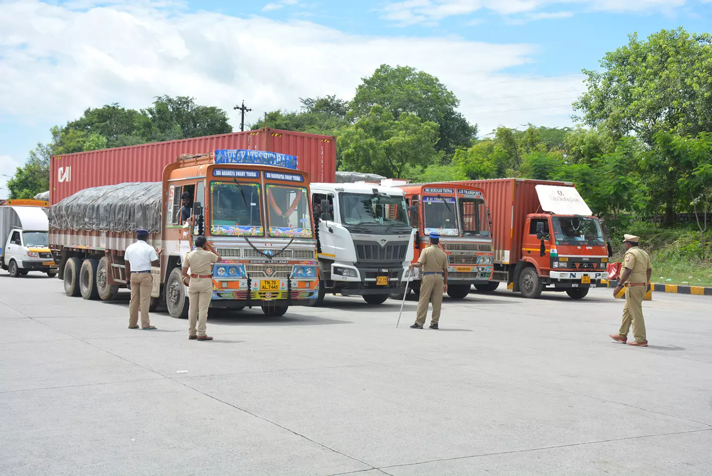 முழு அடைப்பு போராட்டம் எதிரொலி: பெங்களூரு, வட மாநிலம் செல்லும் லாரிகள் கிருஷ்ணகிரியில் நிறுத்தம் முழு அடைப்பு போராட்டம் எதிரொலி: பெங்களூரு, வட மாநிலம் செல்லும் லாரிகள் கிருஷ்ணகிரியில் நிறுத்தம்