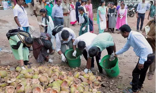 சுருளி அருவியில் சுற்றுலா தினத்தையொட்டி மாணவர்கள் விழிப்புணர்வு