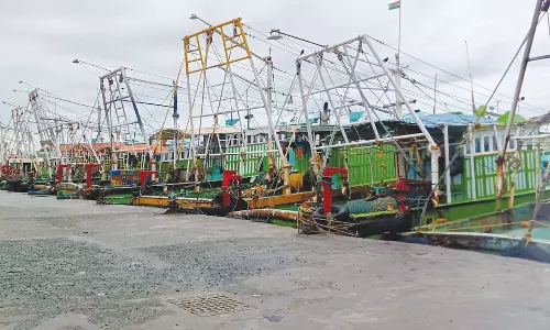 கடலோர காவல் படைக்கு சொந்தமான கப்பல் மூலம் மீனவர்களை தேடும் பணி தீவிரம்