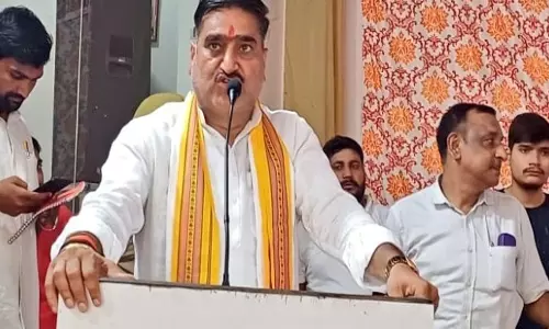 பேச்சில் 33% இட ஒதுக்கீடு; நடத்தையிலோ பெண் எம்.எல்.ஏ.வை?.. பா.ஜ.க. எம்.பி.யின் அநாகரீகம்