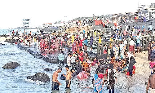 கன்னியாகுமரியில் குவிந்த சுற்றுலா பயணிகள்