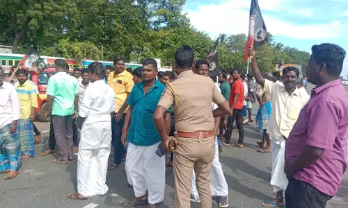 திருச்சி ஏர்போர்ட் காவல் நிலையத்தை முற்றுகையிட்டு அ.தி.மு.க.வினர் போராட்டம்