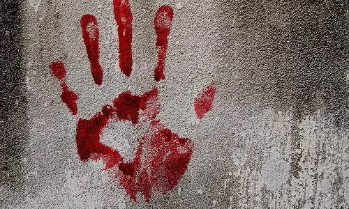 ரோட்டில் நடந்து சென்ற வாலிபரை போதையில் வெட்டிகொன்ற ரவுடி- 4 பேருடன் சேர்ந்து அட்டூழியம்