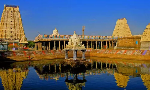 காஞ்சிபுரம் ஏகாம்பரநாதர் கோவிலில் பவுர்ணமியையொட்டி கிரிவலம்- சிவனடியார்கள், பொதுமக்கள் பங்கேற்றனர்