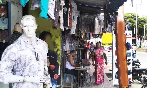 திண்டுக்கல் பஸ்நிலையத்தில் நடைபாதையை ஆக்கிரமித்துள்ள கடைகள்