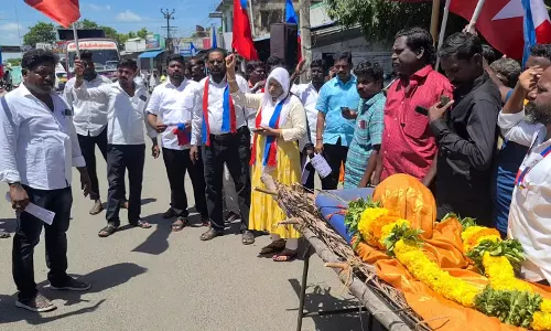 விடுதலைச் சிறுத்தைகள் கட்சியினர் பாடை கட்டி நூதன போராட்டம்