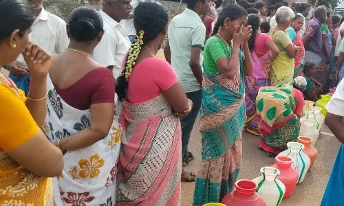 கல்லாத்தூர் கிராம மக்கள் சாலை மறியல்