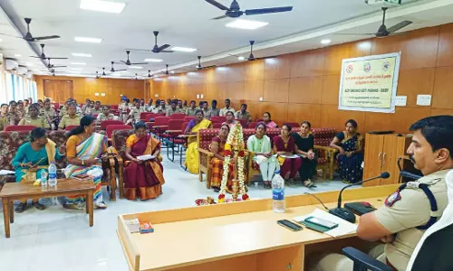 போலீஸ் நிலையங்களில் பெண்கள் புகார் அளிக்க வந்தால் உடனடியாக தீர்வு காண வேண்டும் - எஸ்.பி.பாலாஜி சரவணன் உத்தரவு