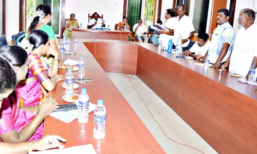 ரெயில்வே பீடர் ரோட்டை சீரமைத்து ஆக்கிரமிப்புகளை அகற்ற வேண்டும் -நகராட்சி கூட்டத்தில் வலியுறுத்தல்