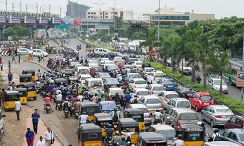 தனியார் பள்ளி பஸ், கார் மீது உரசியதால் போக்குவரத்து பாதிப்பு