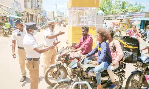 வாகன ஓட்டிகள் கட்டாயம் ஹெல்மெட் அணிய வேண்டும்; போலீசார் அறிவுறுத்தல்