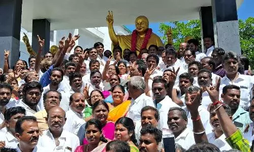 தலைவர்கள் சிலைக்கு பெரம்பலூர் மாவட்ட அ.தி.மு.க. செயலாளர் மாலை அணிவித்து மரியாதை