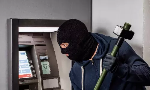 ஏ.டி.எம். எந்திரத்தை உடைத்து பணம் திருட முயற்சி- வாலிபர் கைது