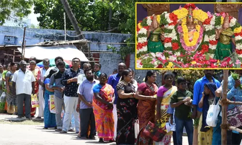 புரட்டாசி மாத 2-வது சனிக்கிழமையையொட்டிபெருமாள் கோவில்களில் பக்தர்கள் குவிந்தனர்