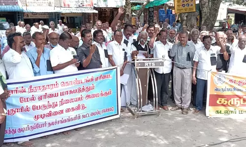 கடலூரில் புதிய பஸ் நிலையத்தை மையப்பகுதியில் அமைக்க வலியுறுத்தி  கருப்பு பட்டை அணிந்து ஆர்ப்பாட்டம்