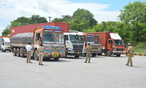 முழு அடைப்பு போராட்டம் எதிரொலி:  பெங்களூரு, வட மாநிலம் செல்லும் லாரிகள் கிருஷ்ணகிரியில் நிறுத்தம்