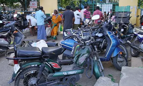 தருமபுரி உழவர் சந்தையில்  நுழைவாயில் முன்பு இருசக்கர வாகனங்கள் நிறுத்துவதால் பொதுமக்கள் அவதி