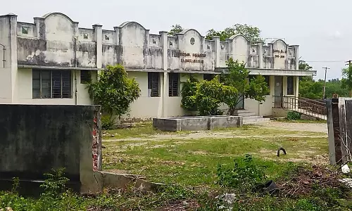 குடிமகன்களின் கூடாரமாக மாறிய கால்நடை மருத்துவமனை