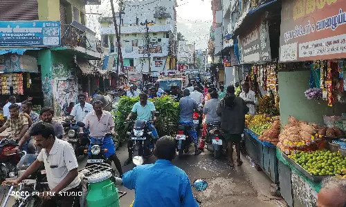 போக்குவரத்து நெரிசலால் வாகன ஓட்டிகள் அவதி