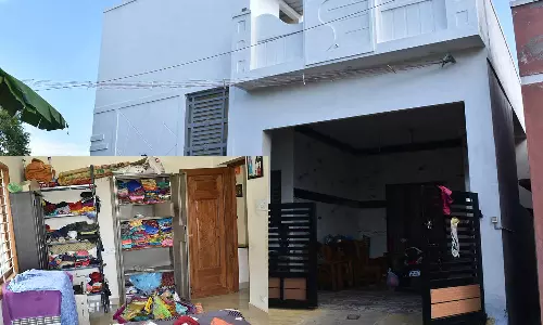 ஈரோட்டில் பிளம்பர் வீட்டின் கதவை உடைத்து நகை-பணம் கொள்ளை