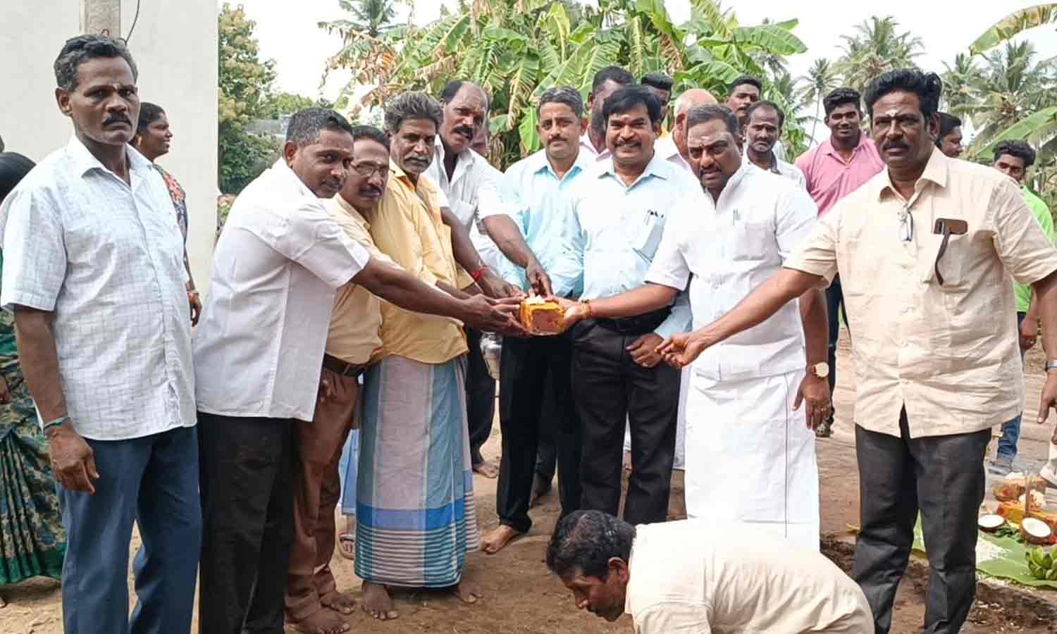 செல்லிப்பட்டு கிராமத்தில் சாலை அமைக்கும் பணி