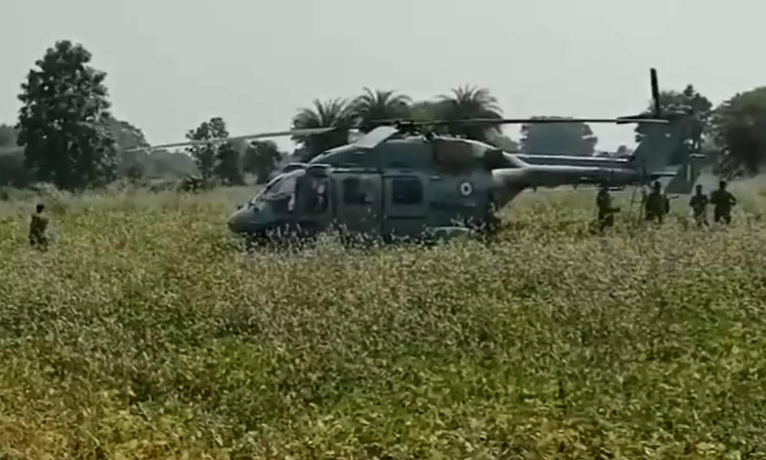 திடீர் கோளாறு.. அவசரமாக ஏரி ஓரமாக தரையிறங்கிய இந்திய வான்படை ஹெலிகாப்டர் திடீர் கோளாறு.. அவசரமாக ஏரி ஓரமாக தரையிறங்கிய இந்திய வான்படை ஹெலிகாப்டர்