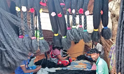 குலசேகரன்பட்டினம் தசரா திருவிழா: வேடப்பொருட்கள் தயாரிக்கும் பணியில் தொழிலாளர்கள் தீவிரம்