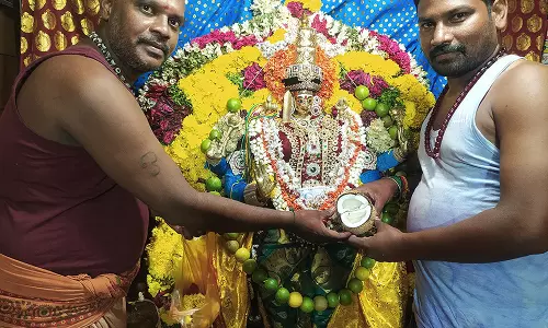 மேல்மலையனூர் அங்காளபரமேஸ்வரி அம்மன் கோவிலில் இரட்டை தேங்காய்