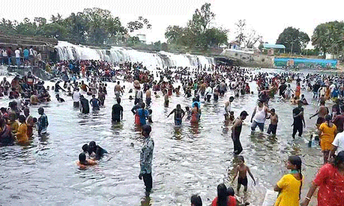 ஈரோடு மாவட்ட சுற்றுலா தலங்களில் குவிந்த பொதுமக்கள்