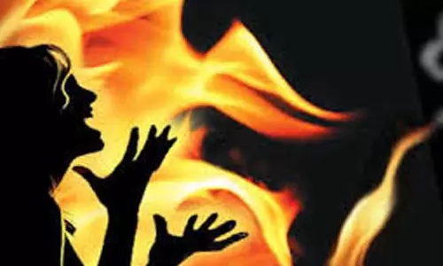 சமையல் செய்த பெண்கள் உடலில் தீ பிடித்து பலி