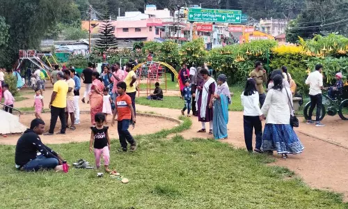 தொடர் விடுமுறையையொட்டி ஏற்காட்டில் குவிந்த சுற்றுலா பயணிகள்