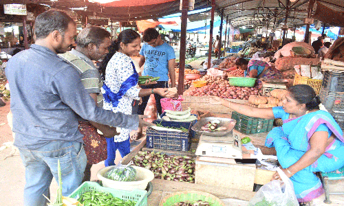 ஈரோடு வ.உ.சி. மார்க்கெட்டிற்கு 900 டன் காய்கறிகள் வரத்து