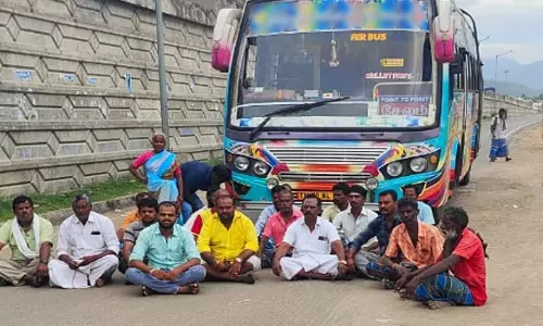 காடையாம்பட்டி அருகே தனியார் பஸ்சை சிறை பிடித்து பொதுமக்கள் போராட்டம்