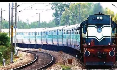 வந்தே பாரத் ரெயில் சாத்தூர், திருமங்கலம்  நின்று செல்ல வேண்டும்-எம்.பி. கடிதம்