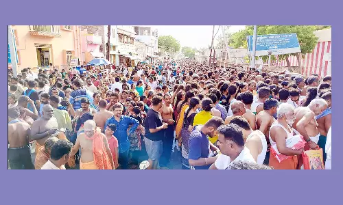 தடுப்பு வேலியை திறந்துவிட்ட போலீஸ் இன்ஸ்பெக்டரால் பரபரப்பு