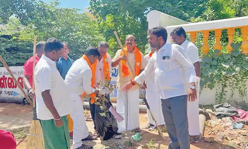 ரெயில் நிலையத்தில் பா.ஜனதாவினர் தூய்மை பணி