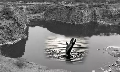 கல்குவாரி குட்டையில் மூழ்கி தாய், மகள் பலி